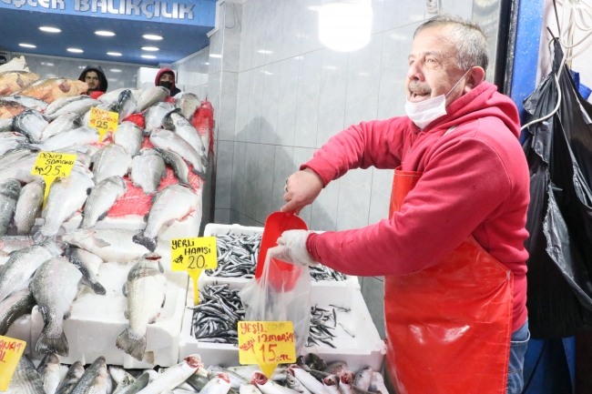 Samsun'da kar yağışının ardından hamsiye talep arttı